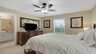 Geräumiges Schlafzimmer mit Doppelbett, TV und direktem Zugang zum Badezimmer. - Traum-Urlaub-Florida