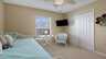 Gemütliches Gästezimmer mit Tagesbett, TV und Sitzbereich am Fenster. - Traum-Urlaub-Florida