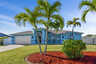 Einfahrt und Eingang zur Villa Orange Cove, mit Palmen gesäumt - Traum-Urlaub-Florida