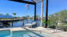 Umgeben von einer idyllischen Landschaft bietet dieser Pool nicht nur eine erfrischende Möglichkeit zum Schwimmen - Traum-Urlaub-Florida