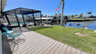 Eine charmante kleine Sitzecke, die einen malerischen Blick auf den Kanal und das angrenzende Bootsdeck bietet - Traum-Urlaub-Florida