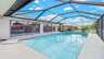 Umgeben von einer stilvollen Terrasse, lädt der Pool ein, die Sonne zu genießen - Traum-Urlaub-Florida