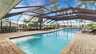 Überdachter Poolbereich mit großzügigem Swimmingpool, Liegen und Kanalblick in Cape Coral - Traum-Urlaub-Florida