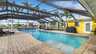 Poolbereich mit Liegen, Gasgrill und überdachter Terrasse am Kanal - ideal für entspannte Urlaubstage - Traum-Urlaub-Florida