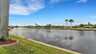 Breiter Kanal mit Palmen am Ufer und gepflegtem Rasen im Vordergrund - Ausblick in Richtung Südwesten. - Traum-Urlaub-Florida