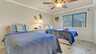Helles Schlafzimmer mit zwei Einzelbetten, verspielter Wanddeko und gemütlicher Atmosphäre. - Traum-Urlaub-Florida