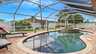 Poolbereich mit Whirlpool, Liegestühlen und gepflegtem Garten - pure Erholung unter Floridas Sonne. - Traum-Urlaub-Florida