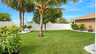 Gepflegter Garten mit Palmen, tropischen Sträuchern und grüner Rasenfläche hinter dem Haus in Cape Coral. - Traum-Urlaub-Florida