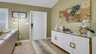 Moderner Eingangsbereich mit heller Tür, stilvollem Sideboard und farbenfrohem Wandbild in einem Ferienhaus in Cape Coral. - Traum-Urlaub-Florida