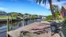Bootsdock mit Blick entlang des Kanals, umgeben von Palmen und gepflegten Gärten. - Traum-Urlaub-Florida