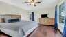 Helles Schlafzimmer mit Kingsize-Bett, Kommode, Fernseher und Zugang zur Terrasse. - Traum-Urlaub-Florida