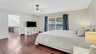 Helles Schlafzimmer mit Kingsize-Bett, TV-Bereich und Zugang zum Balkon mit Blick auf den Kanal. - Traum-Urlaub-Florida