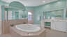 Großzügiges Masterbad mit viel Tageslicht, eleganter Badewanne und großer Spiegelwand über dem Doppelwaschtisch. - Traum-Urlaub-Florida