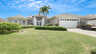 Außenansicht der Villa Lavinia mit gepflegtem Vorgarten, Palmen und klassischem Säuleneingang in Cape Coral - Traum-Urlaub-Florida