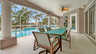 Überdachte Terrasse mit Esstisch und Blick auf den Pool und Kanal - perfekt für Mahlzeiten im Freien. - Traum-Urlaub-Florida