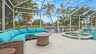Gemütliche Lounge mit türkisfarbenen Polstern neben Whirlpool und Blick auf den Kanal. - Traum-Urlaub-Florida