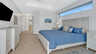 Hauptschlafzimmer mit elegantem Design, TV, Nachttischen und Kommode - perfekt für entspannte Abende. - Traum-Urlaub-Florida