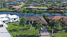 Luftaufnahme der gepflegten Villa mit Poolbereich, tropischem Garten und direktem Zugang zum Kanal. - Traum-Urlaub-Florida