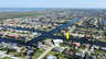 Weitwinkelaufnahme der ruhigen Wohngegend mit Kanälen in Cape Coral; gelber Pfeil markiert die Lage der Villa. - Traum-Urlaub-Florida