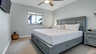 Helles Schlafzimmer mit Kingsize-Bett und Palmenblick aus dem Fenster - Traum-Urlaub-Florida