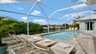 Großer, überdachter Poolbereich der Villa Cupido mit Sonnenliegen, direktem Blick auf den Kanal und tropischer Bepflanzung. - Traum-Urlaub-Florida