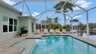 Luxuriöser Poolbereich der Villa Cupido mit glitzerndem Wasser, überdachter Terrasse und malerischem Blick auf den Kanal. - Traum-Urlaub-Florida