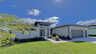 Moderne Ferienvilla in Cape Coral mit gepflegtem Vorgarten, heller Fassade und großzügiger Einfahrt zur Garage - Traum-Urlaub-Florida