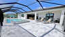 Überdachte Außenlounge mit Screen, modernem Pool, Whirlpool und Sonnenliegen in der Villa Aldiana in Cape Coral - Traum-Urlaub-Florida