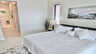 Das Hauptschlafzimmer bietet direkten Zugang zum privaten Bad - ideal für entspannte Morgenroutinen in stilvollem Ambiente. - Traum-Urlaub-Florida