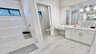 Das helle Masterbad verfügt über eine bodenebene Dusche, eine separate Toilette mit Tür und einen großzügigen Waschtisch mit Schminkplatz. - Traum-Urlaub-Florida