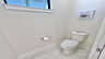 Die separate Toilette im Hauptbad bietet Privatsphäre und ist mit einem Fenster sowie liebevollen Details dekoriert. - Traum-Urlaub-Florida