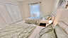 Gästezimmer 3 ist mit zwei Einzelbetten ausgestattet, die durch ihr abgestimmtes Design Gemütlichkeit und Stil vereinen. Große Fenster mit hellen Vorhängen lassen viel Licht herein, während der Einbauschrank großzügigen Stauraum bietet. - Traum-Urlaub-Florida