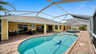 Überdachter Terrassenbereich mit gemütlicher Lounge, TV und Esstisch - entspannter Outdoor-Lifestyle unter blauem Himmel. - Traum-Urlaub-Florida