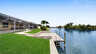 Grüne Rasenfläche mit direktem Zugang zur Terrasse und herrlichem Blick auf den ruhigen See - ideal für entspannte Stunden im Freien. - Traum-Urlaub-Florida