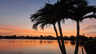 Romantischer Sonnenuntergang mit Palmen am Wasser - perfekte Kulisse für entspannte Urlaubsabende. - Traum-Urlaub-Florida