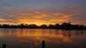 Goldener Sonnenuntergang über dem Wasser mit Spiegelung - ruhige Abendstimmung in der Ferienvilla in Cape Coral. - Traum-Urlaub-Florida