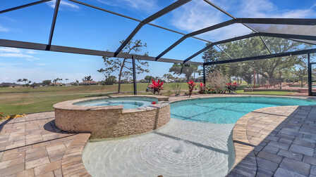 Der beheizte Pool mit integriertem Spa laden zum Entspannen ein  - Traum Urlaub Florida 