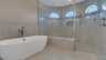 Elegante frei stehende Badewanne - eine Wohlfühloase im Masterbad - Traum-Urlaub-Florida