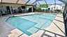Geschützter Poolbereich mit viel Platz zum Entspannen - Badevergnügen bei jedem Wetter garantiert. - Traum-Urlaub-Florida