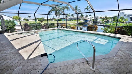 Pool mit Kanalblick – entspannte Stunden unter Palmen und direkter Zugang zum Wasser inklusive. - Traum Urlaub Florida 