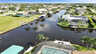 Blick entlang des Kanals mit direktem Zugang zum Golf - typisch Cape Coral mit Palmen, Stegen und Wasserblick. - Traum-Urlaub-Florida
