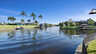 Kanalblick mit Palmenkulisse und strahlend blauem Himmel. Hier spürt man das entspannte Lebensgefühl Floridas. - Traum-Urlaub-Florida