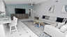 Modernes Wohnzimmer mit großem Sofa, stilvollem Teppich und TV-Board aus Holz - Traum-Urlaub-Florida