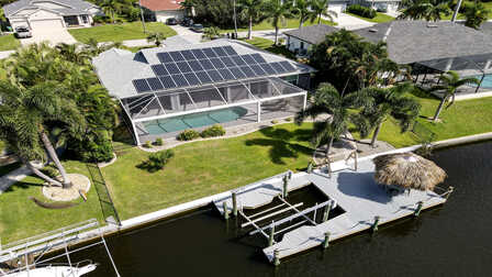 Vom Pool zum Bootsdock mit Tiki-Hut – ob Sonnenbaden, Angeln oder ein Drink am Wasser, hier verbinden sich Erholung und Florida-Lifestyle. - Traum Urlaub Florida 