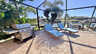 Sonnenterrasse mit Grill, bequemen Liegen und Blick auf den Kanal im geschützten Screened Patio unter Palmen. - Traum-Urlaub-Florida
