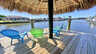 Tiki-Hut mit bequemen Sitzplätzen direkt am Bootsanleger und freiem Blick auf den Kanal in tropischer Umgebung. - Traum-Urlaub-Florida