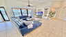 Heller Wohnbereich mit großer Sofalandschaft, TV, Deckenventilator und direktem Zugang zur Terrasse und Poolbereich. - Traum-Urlaub-Florida