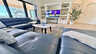 Moderner Wohnbereich mit großer Ledercouch, TV, Couchtisch und Blick durch die Glasfront zur Terrasse. - Traum-Urlaub-Florida