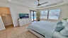 Großes Schlafzimmer mit Kingsize-Bett, TV, Deckenventilator und Schiebetür zum Pool- und Kanalbereich. - Traum-Urlaub-Florida