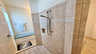 Große Walk-in-Dusche mit Naturfliesen, Ablagenische und integrierter Sitzbank im Bad. - Traum-Urlaub-Florida